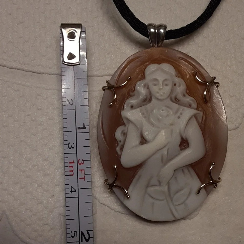 From Beauty and the Beast, Belle, Pin/Pendant. Hand Carved Cameo. ITALY. - Picture 12 of 13